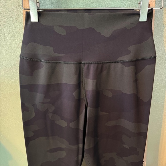 ALO Yoga Dark Green Camouflage Athletic Leggings Size M Women - Picture 2 of 9